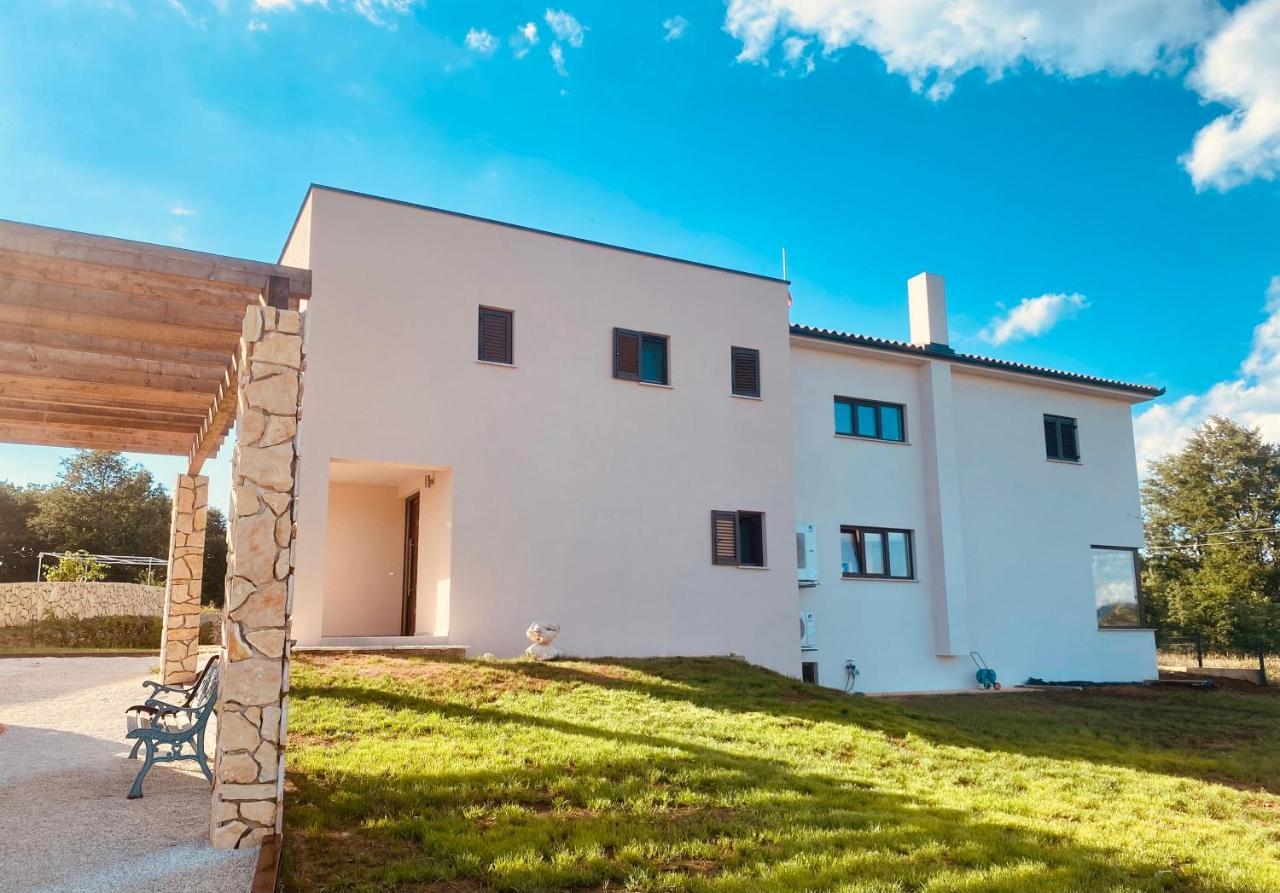 Villa Fluggi Near Labin Santalezi 外观 照片